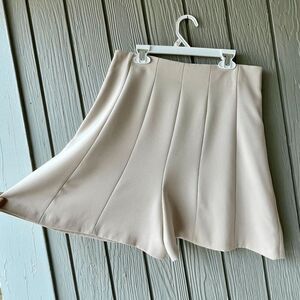 ZARA High-Waisted Pleated Shorts L Nude Beige Side Zip Skort Look